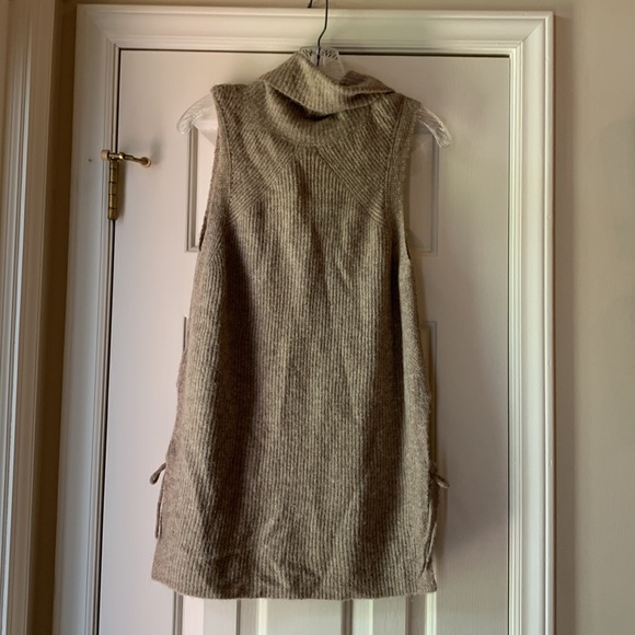 Top - Picture 2 of 2